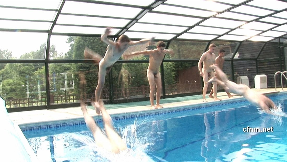 Grupo de preciosos jóvenes estudiantes ingleses van a la competencia de natación
 #72088177