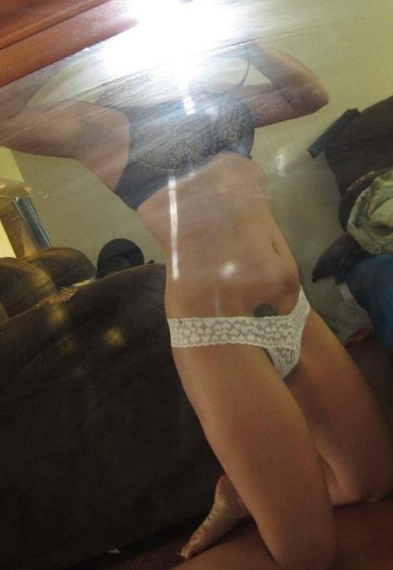 ワイルドなメキシコ人女性が裸になって自撮りしている写真
 #77030513