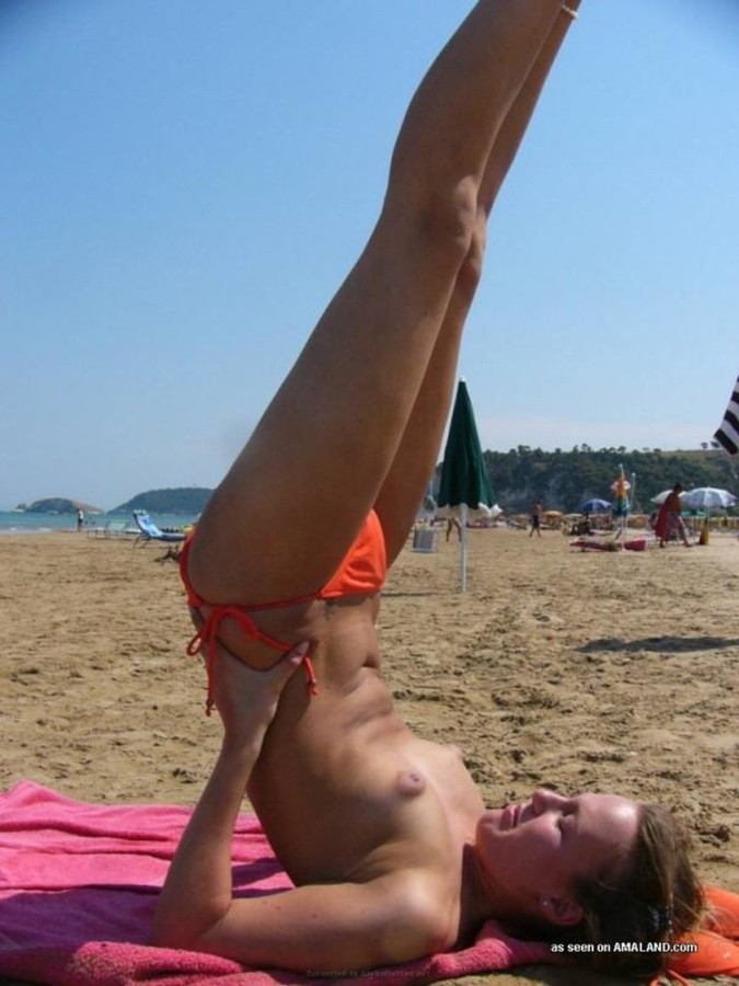 Joven rubia divirtiéndose en topless en la playa
 #67607279