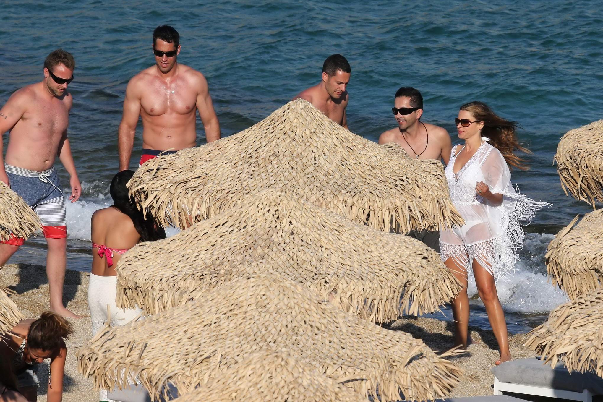 Sofia vergara en bikini transparent à blanc arrivant à la plage de mykonis
 #75224625