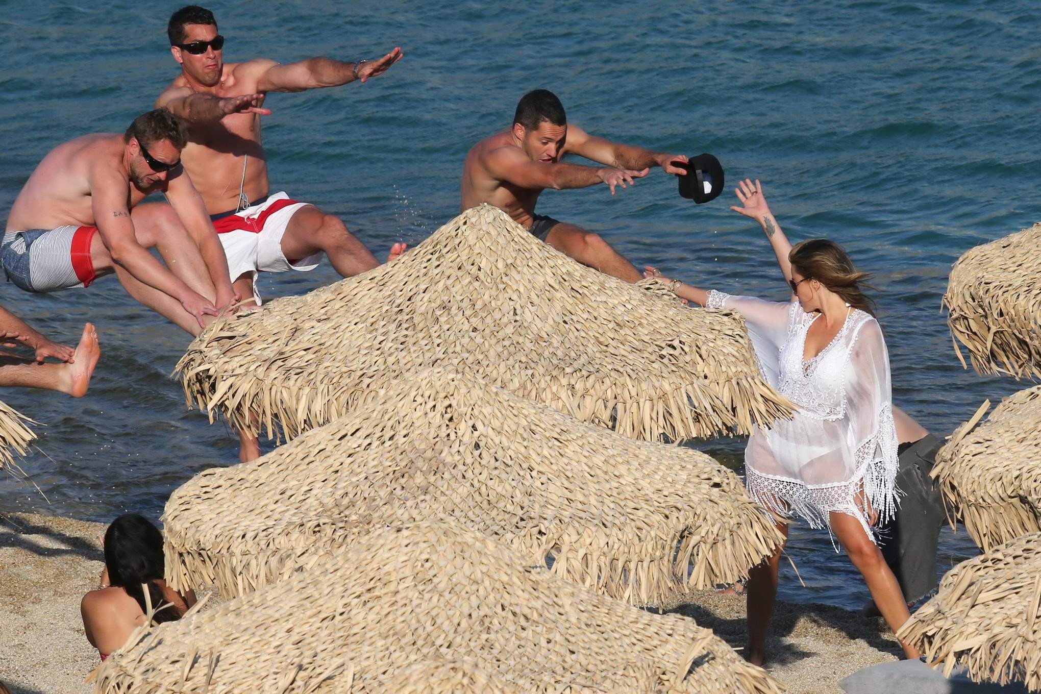 Sofia vergara en bikini transparent à blanc arrivant à la plage de mykonis
 #75224636