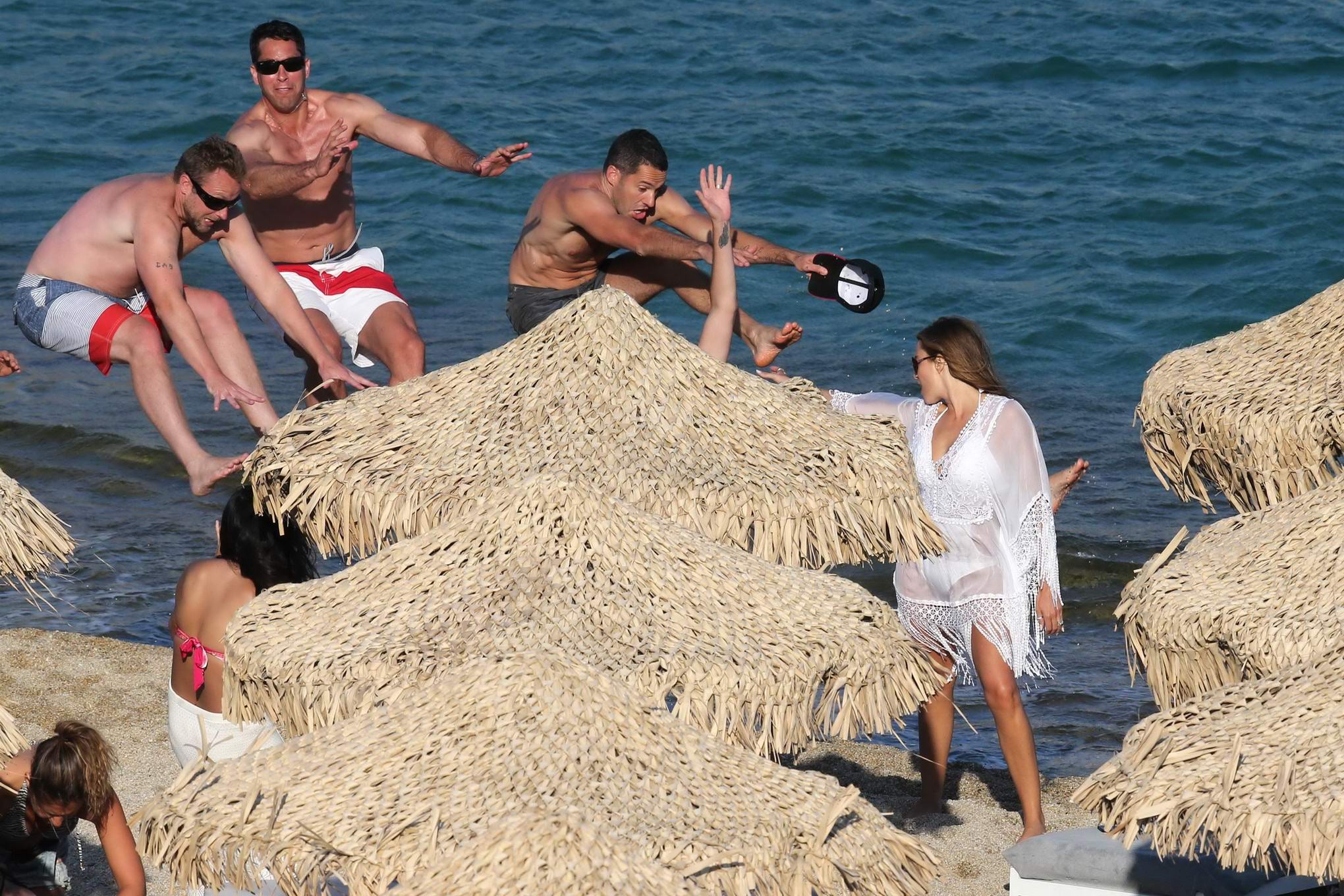 Sofia vergara transparente a bikini blanco llegando a la playa en mykonis
 #75224652