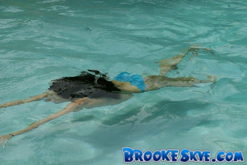 Brooke skye nadando en una piscina
 #75000569