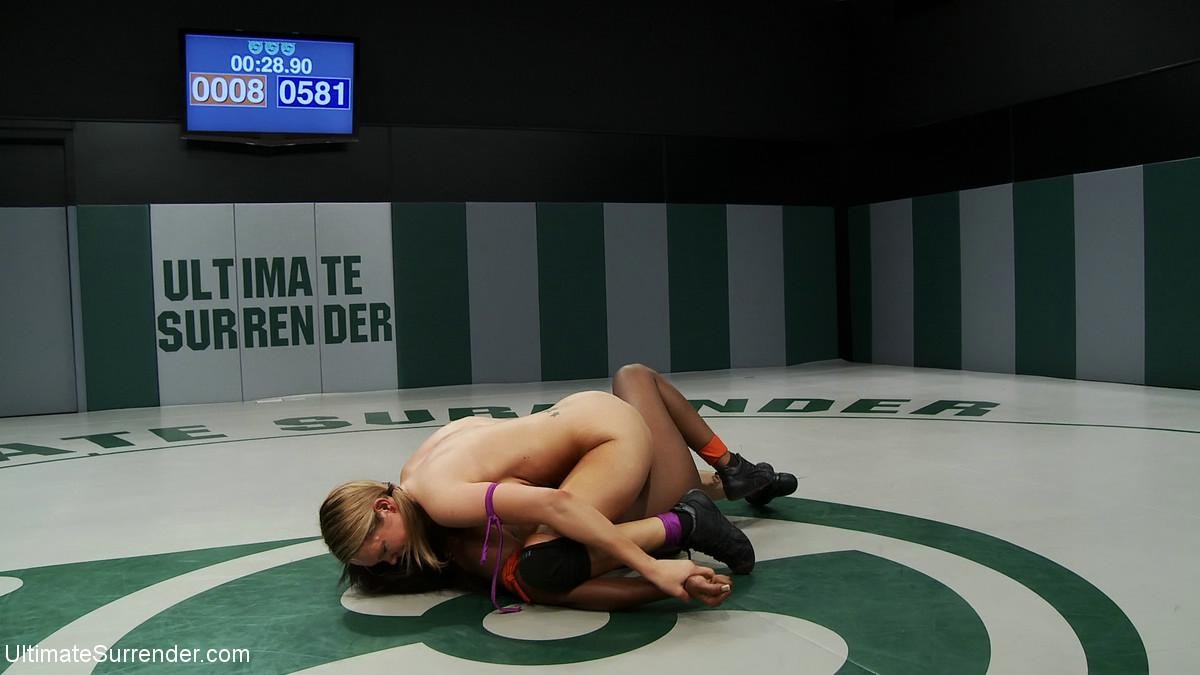 Blondine kämpft gegen stärkeres schwarzes Mädchen im lesbischen Wrestling-Kampf
 #72106151