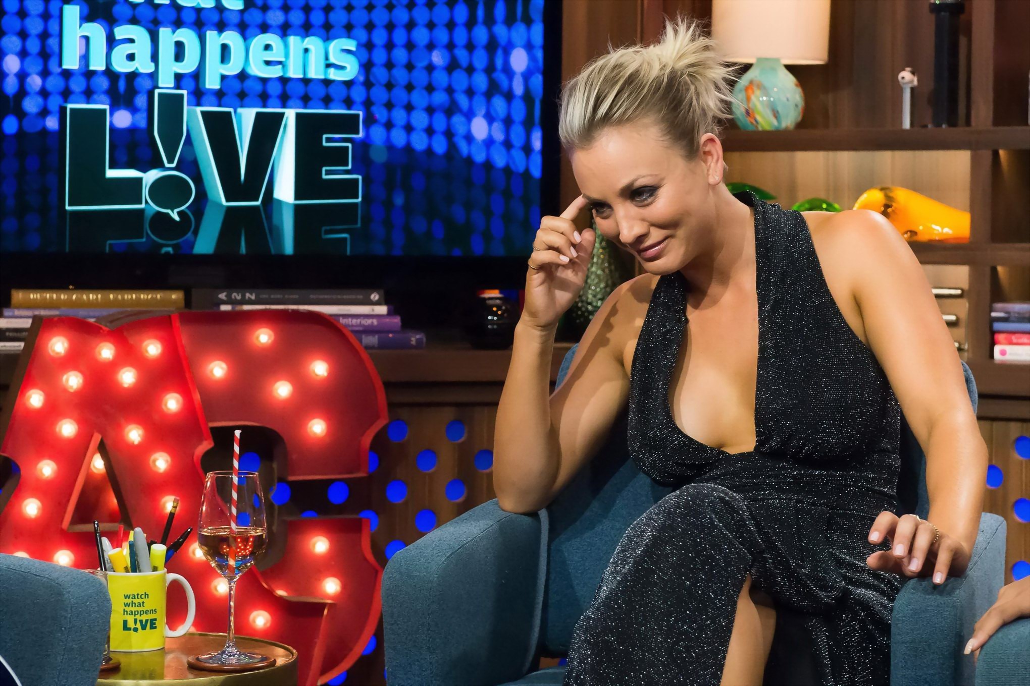 Kaley cuoco, seins nus dans une robe décolletée
 #75152177