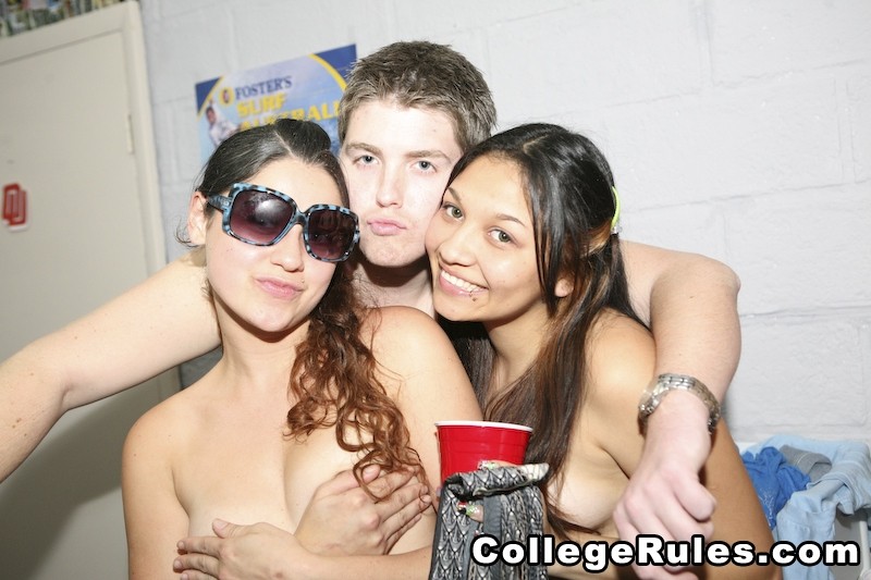 Une étudiante aux gros seins se fait baiser par trois pervers.
 #74490947