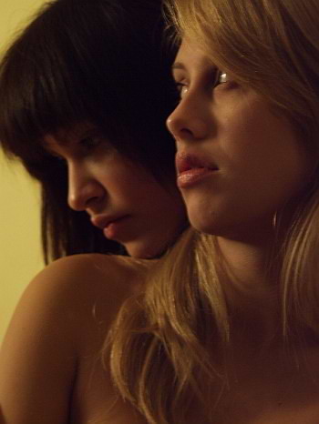 Lesbianas moliendo la piel suave
 #78285142