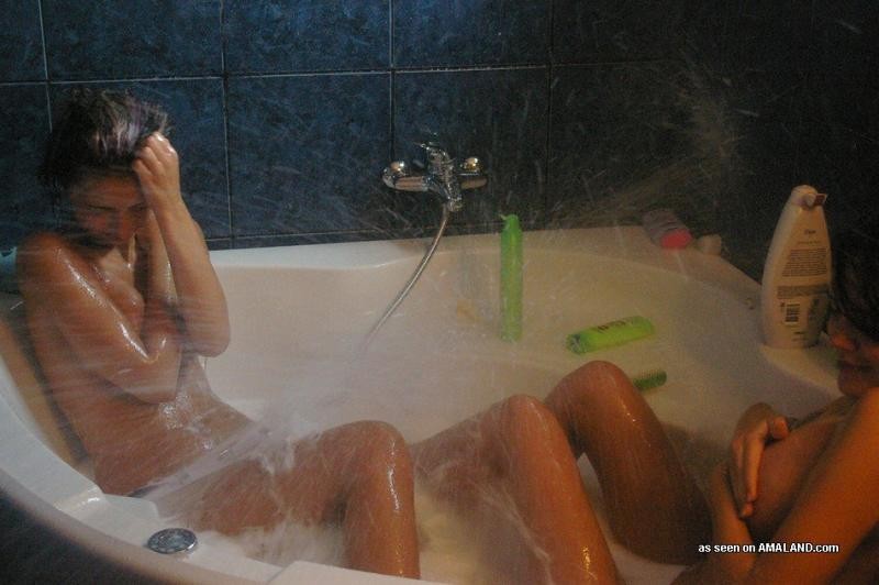 Hot sexy lesbians amateur photoshoot in a bath tub #77032465