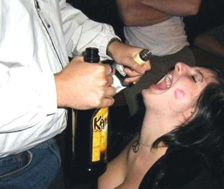 Ragazze ubriache pazze che fanno festa e mostrano le tette pimpanti
 #76394857