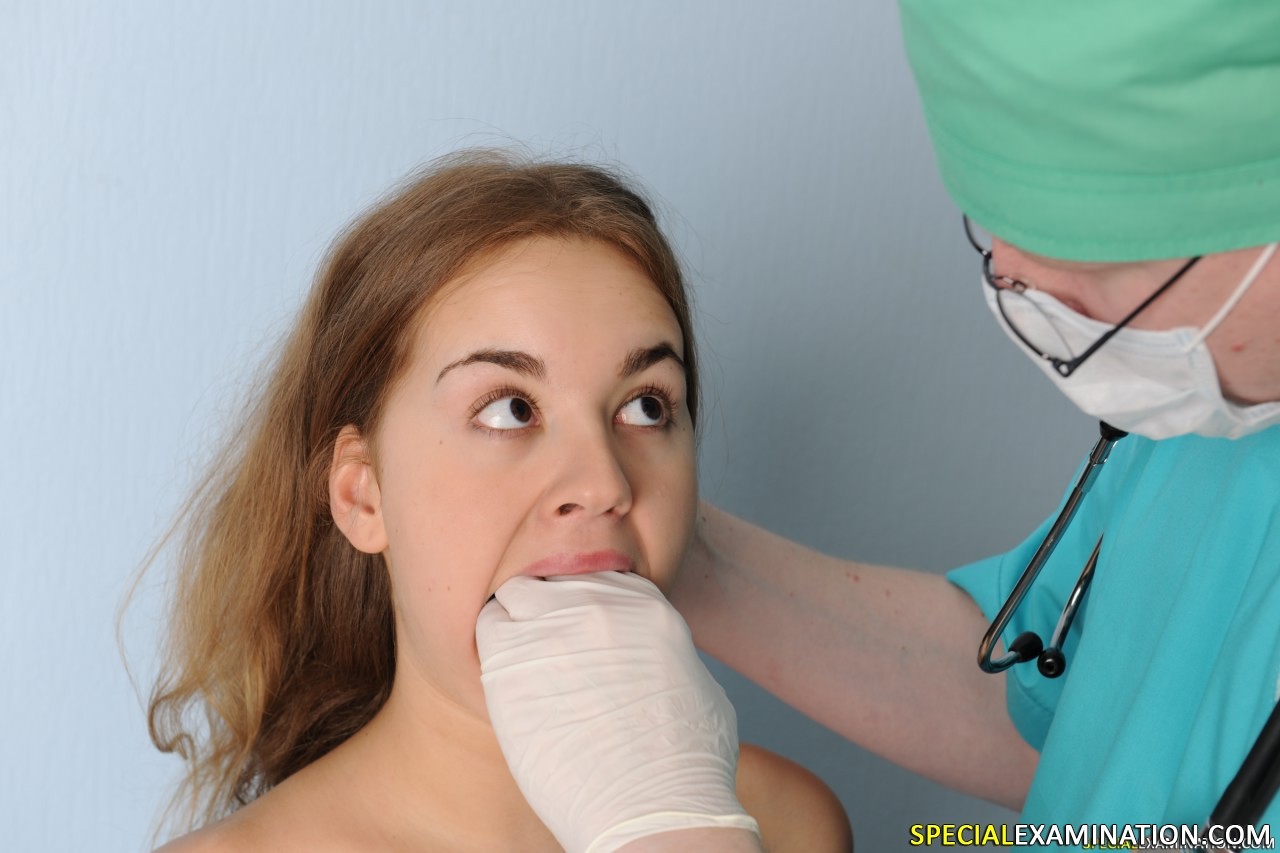 Un'adolescente tettona si fa esaminare le tette e la bocca
 #72005757