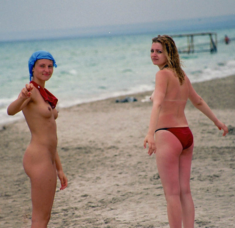 Nessuna ragazza in spiaggia nudista è più sexy di questa
 #72255595