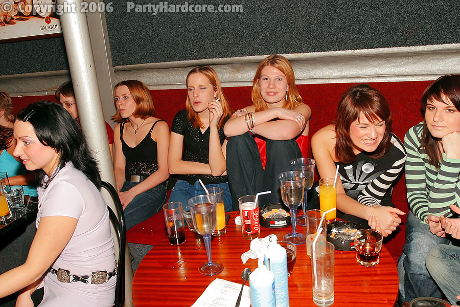 :: パーティー・ハードコア :: 見知らぬ筋肉質の女たちが、酔った女たちとヤリまくる。
 #76824078