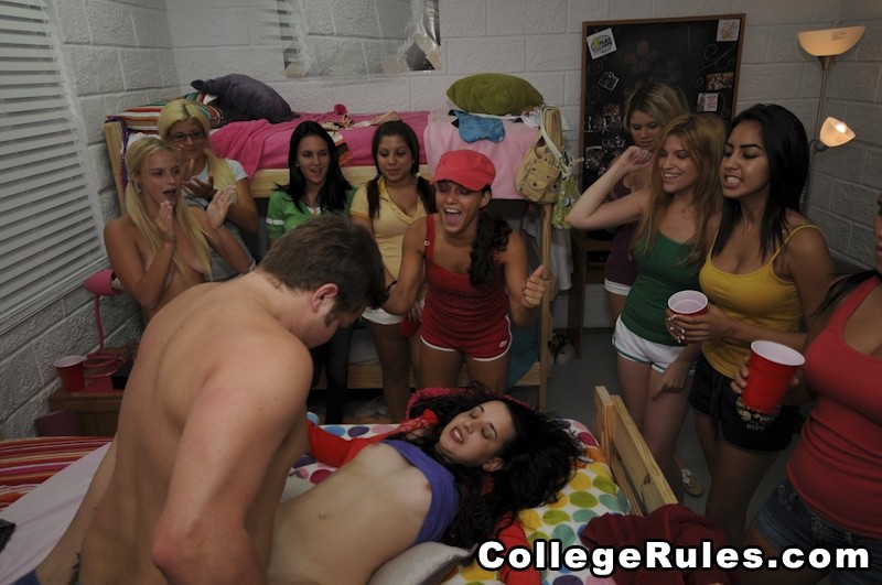 Freche College-Mädchen waren betrunken und haben Mädchen zu Mädchen Sex
 #74492778