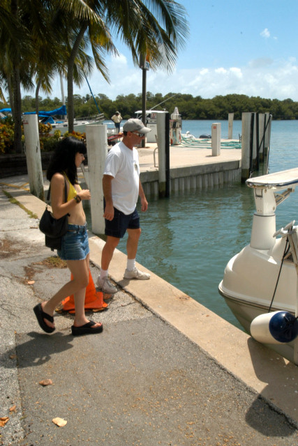 Schwarzhaariges Mädchen mit kleinen Titten bekommt ihren Arsch geplündert
 #68841969