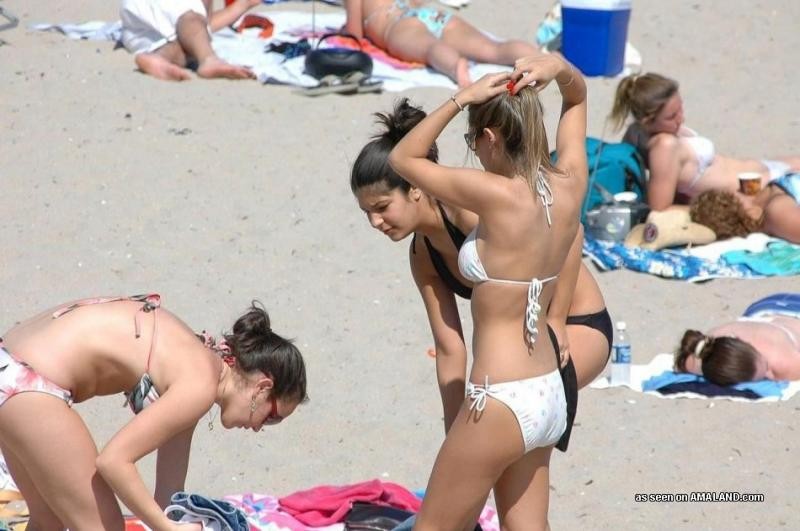 Ragazze amatoriali calde in bikini sexy in spiaggia
 #76133248