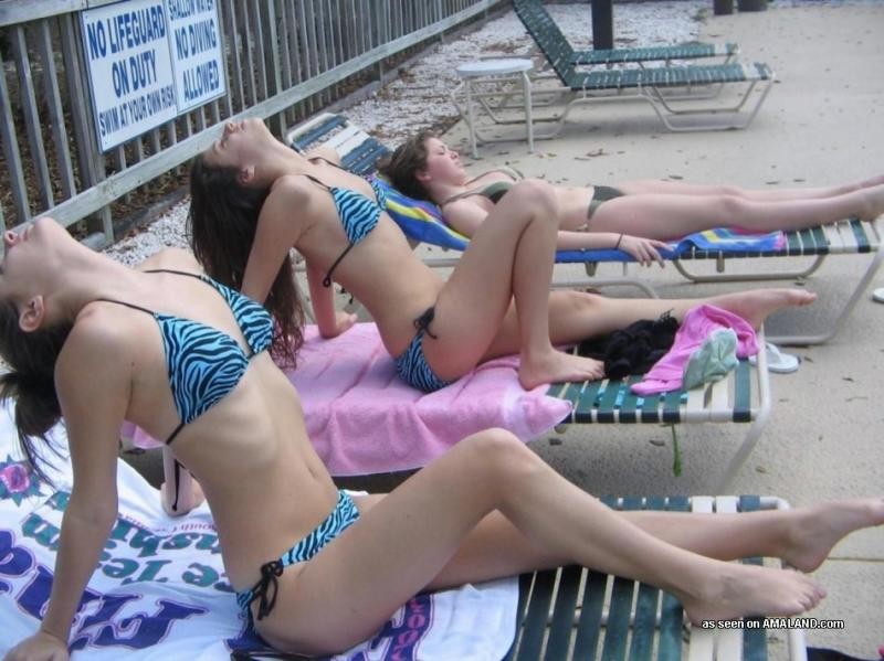 Heiße Amateur-Freundinnen in sexy Bikinis am Strand
 #76133253