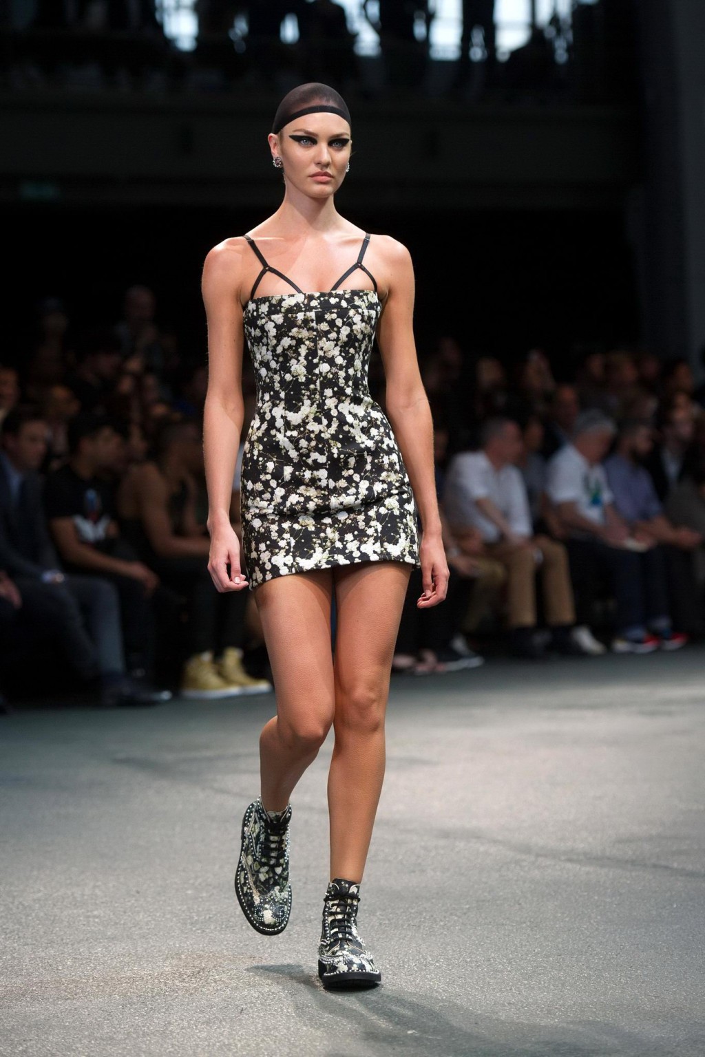 Candice Swanepoel leggy che indossa un mini abito a tubo alla sfilata di moda di Givenchy a Parigi
 #75192476