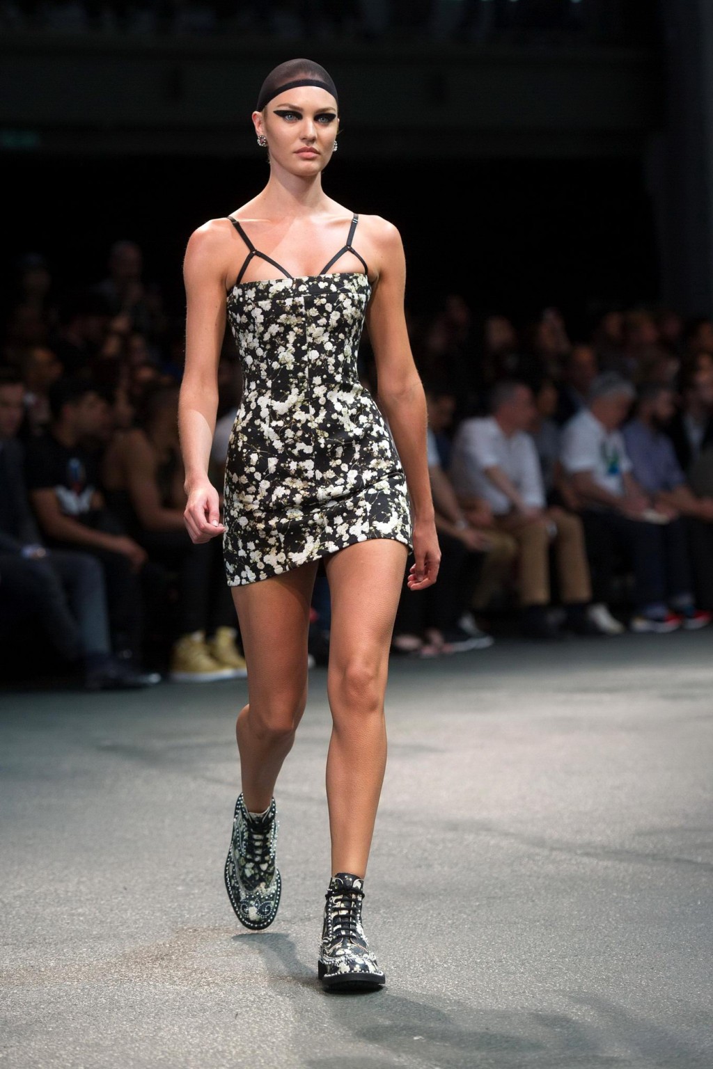 Candice Swanepoel langbeinig in einem Röhren-Minikleid bei der Givenchy-Modenschau in Paris
 #75192481