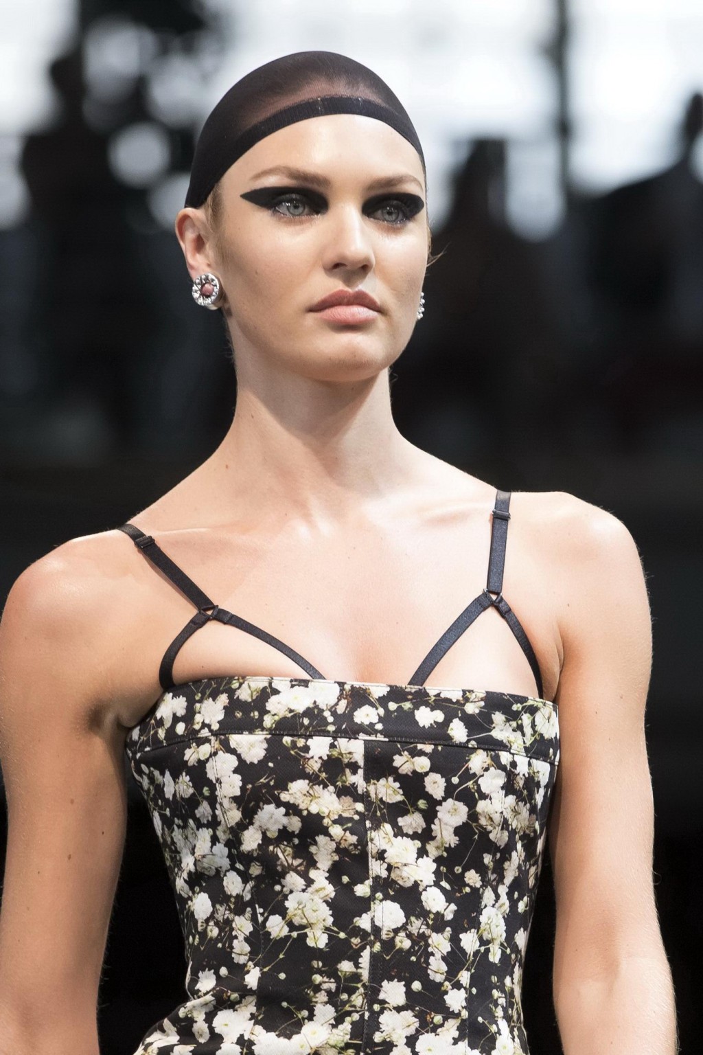Candice Swanepoel langbeinig in einem Röhren-Minikleid bei der Givenchy-Modenschau in Paris
 #75192497