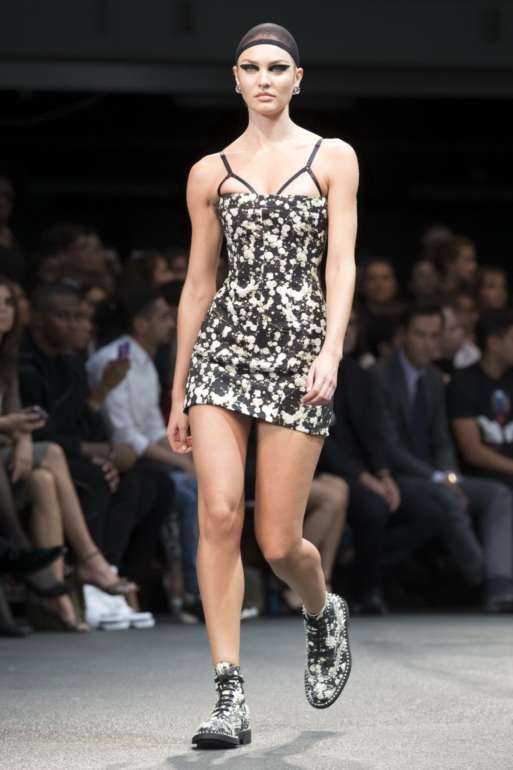 Candice Swanepoel langbeinig in einem Röhren-Minikleid bei der Givenchy-Modenschau in Paris
 #75192582