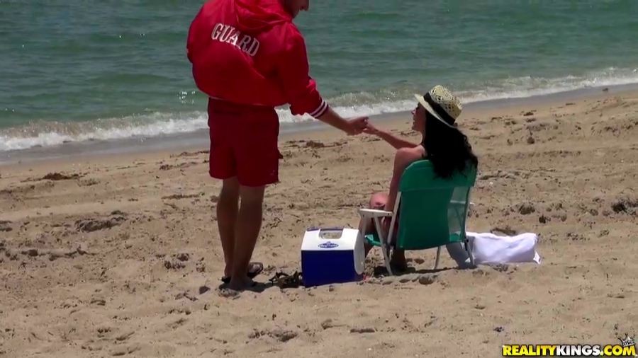 Milf tetona kendra lust recogida en una playa de miami
 #72237032