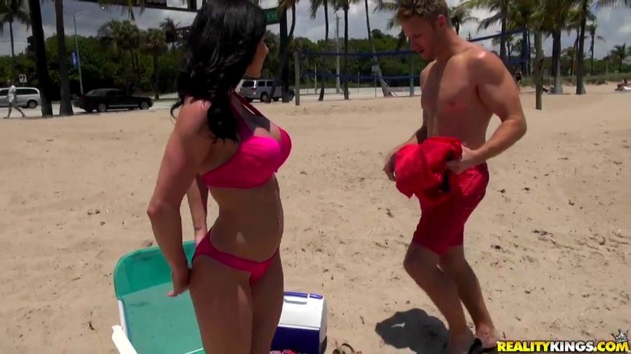 Kendra lust, une femme aux gros seins, se fait draguer sur une plage de Miami.
 #72237061