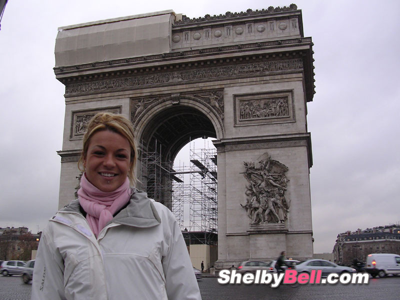 Shelby bell bionda allegra che posa per le strade di Parigi
 #67808584