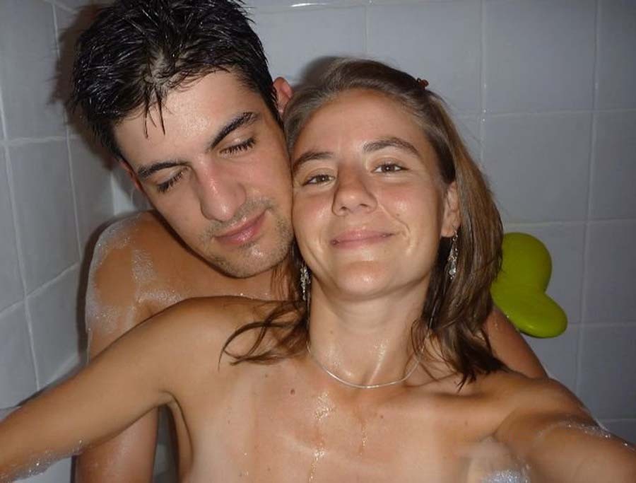 Coppia latina calda che fa la doccia e si fotografa nuda insieme
 #77957186