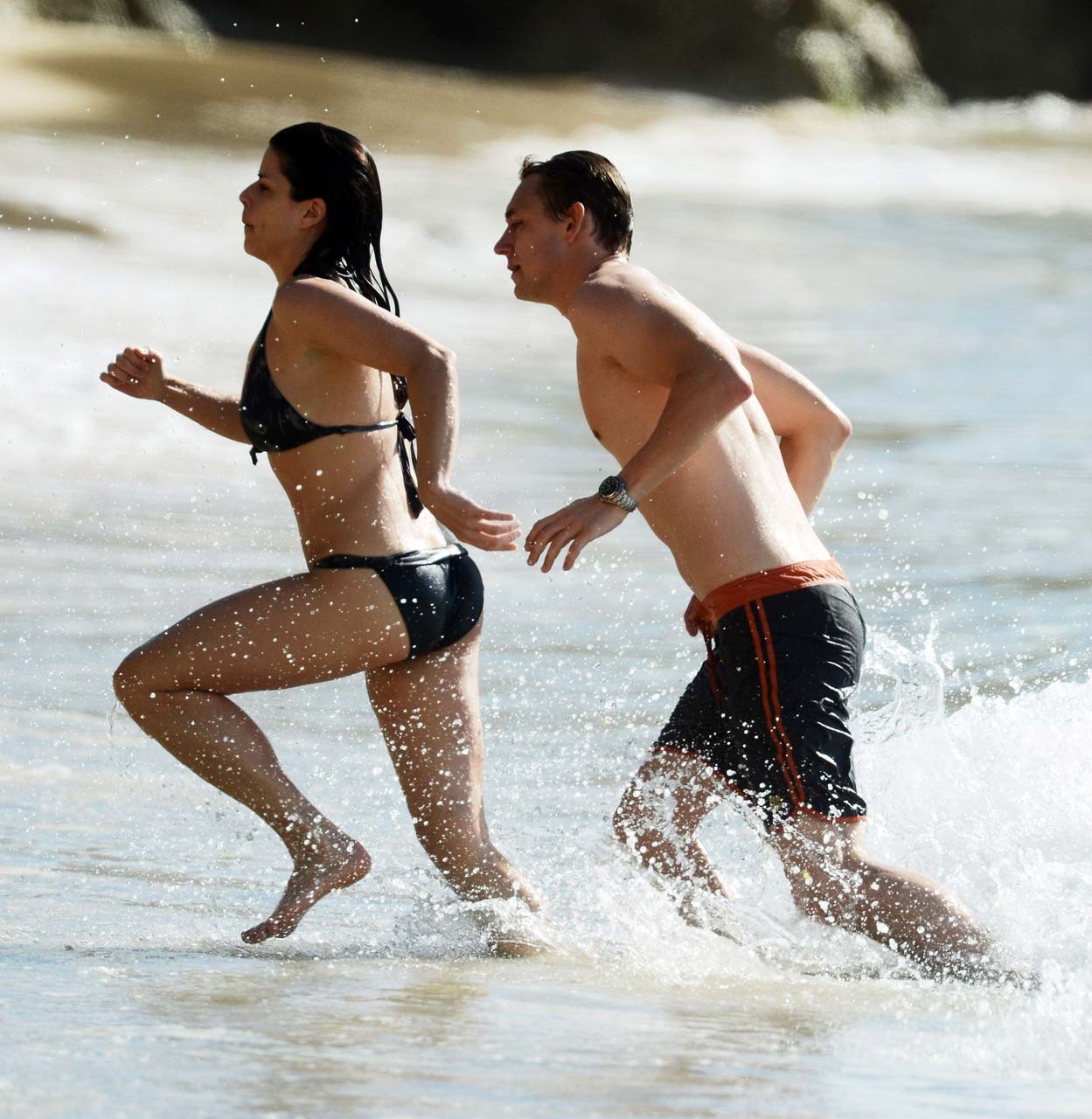 Neve Campbell zeigt ihren schönen und sexy Körper im Bikini am Strand und entblößt ihre
 #75317448