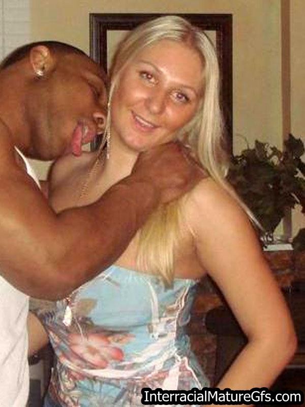 異人種間の成熟したガールフレンドが黒人のコックを取る
 #67703852
