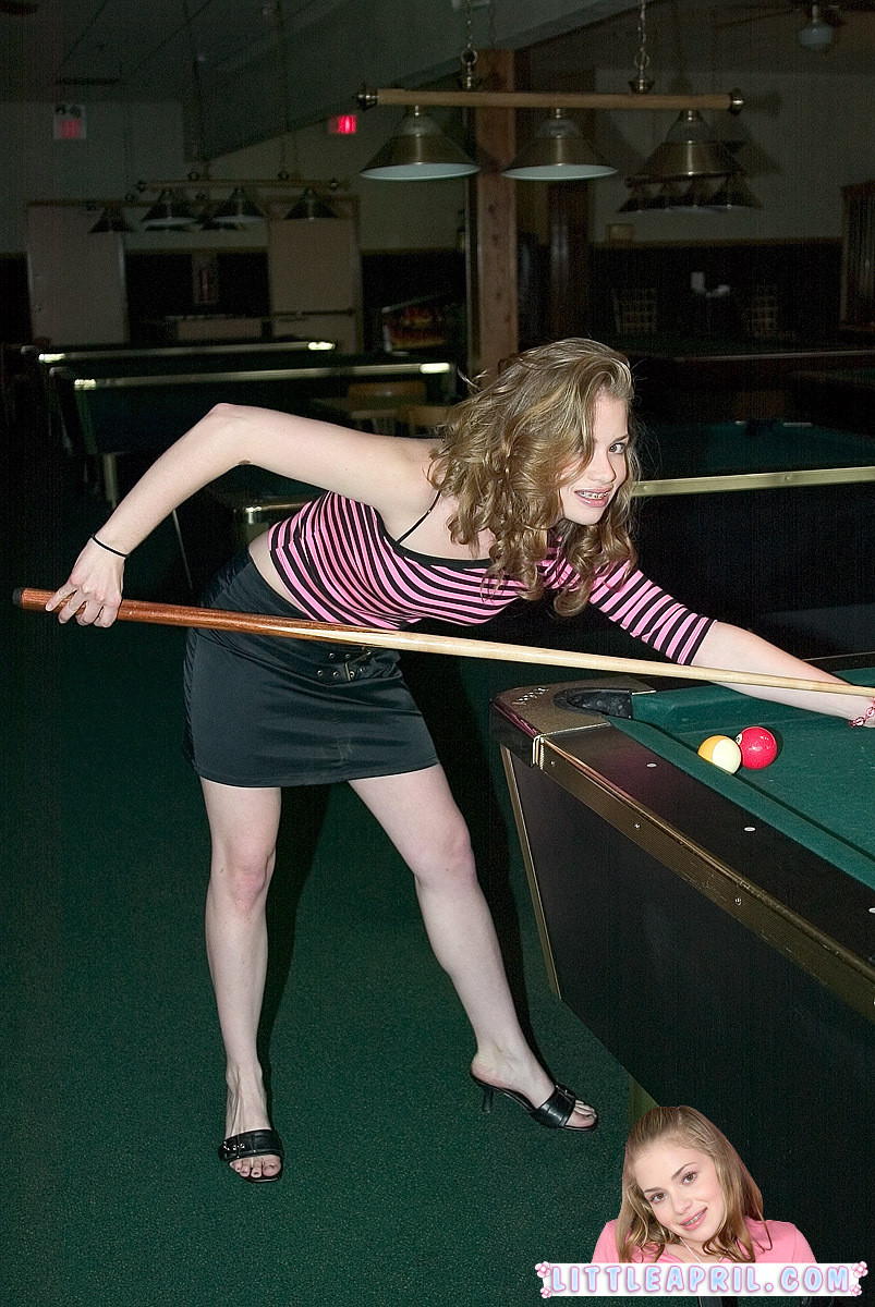 Freundinnen spielen ein Spiel von Pool zusammen sexy
 #78160689