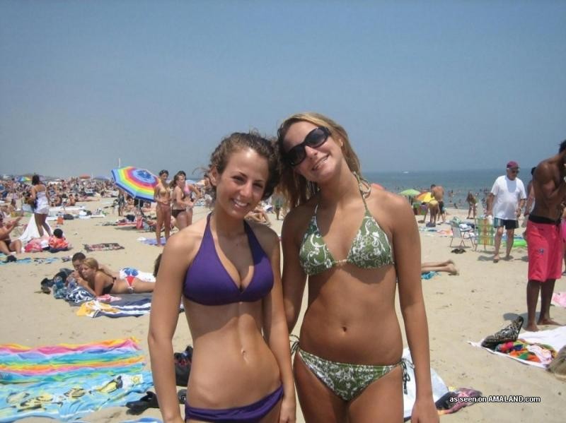Ragazze sexy in bikini fiammeggianti sotto il sole
 #76133149