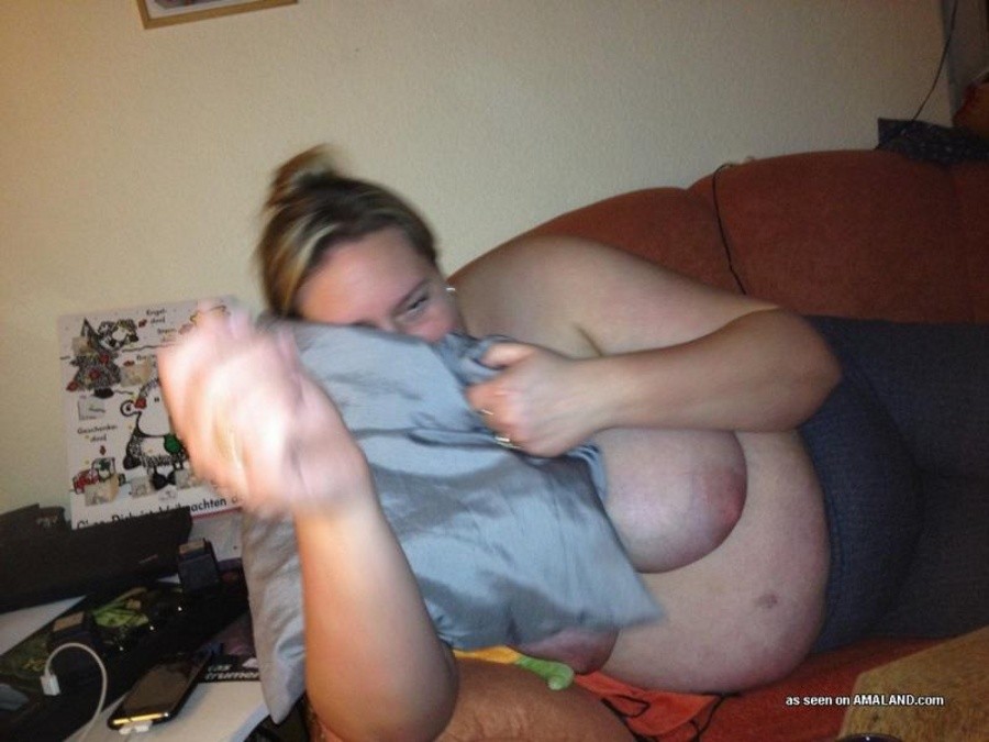 Amateur Plumper zeigt ihre großen fetten Titten zu Hause
 #71758926