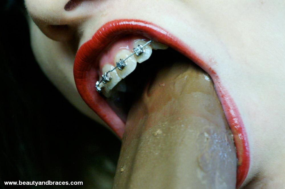 歯列矯正をしたブルネットのティーンがアイスキャンディーで汚す
 #73259299