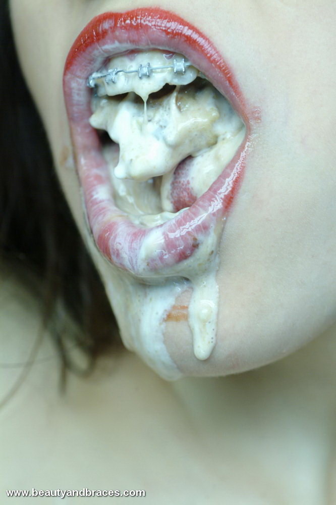 歯列矯正をしたブルネットのティーンがアイスキャンディーで汚す
 #73259355