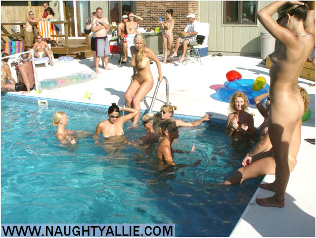 Des lesbiennes amateurs échangistes font une énorme orgie au bord de la piscine.
 #78276930