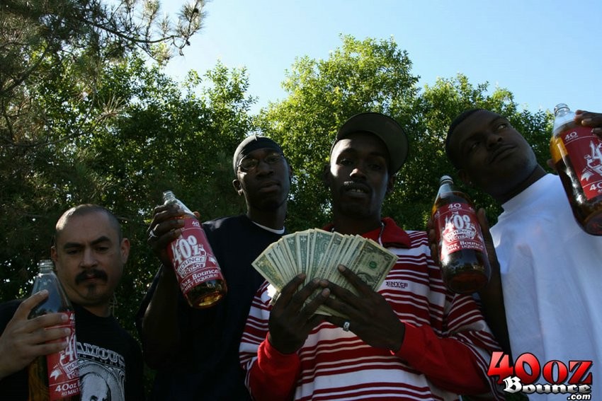 Un gran botín de una chica blanca cabalgando una gran polla negra
 #70510742