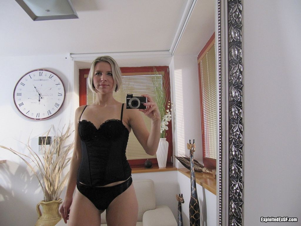 Solo dolce ragazza in lingerie nera davanti allo specchio
 #67598082