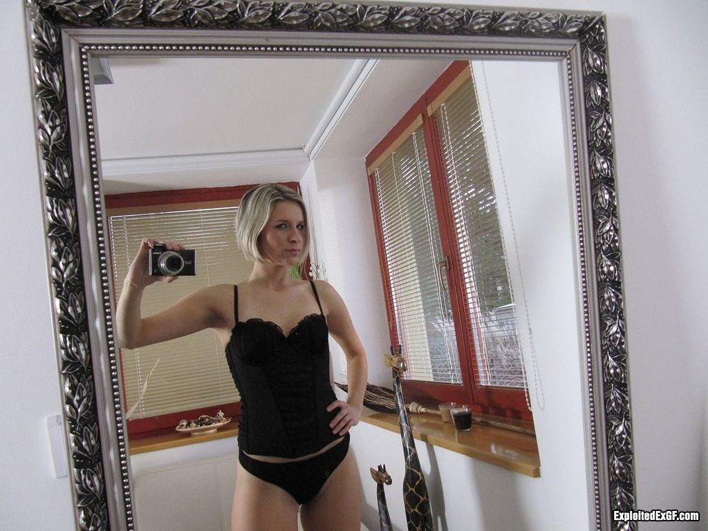 Solo dolce ragazza in lingerie nera davanti allo specchio
 #67598111