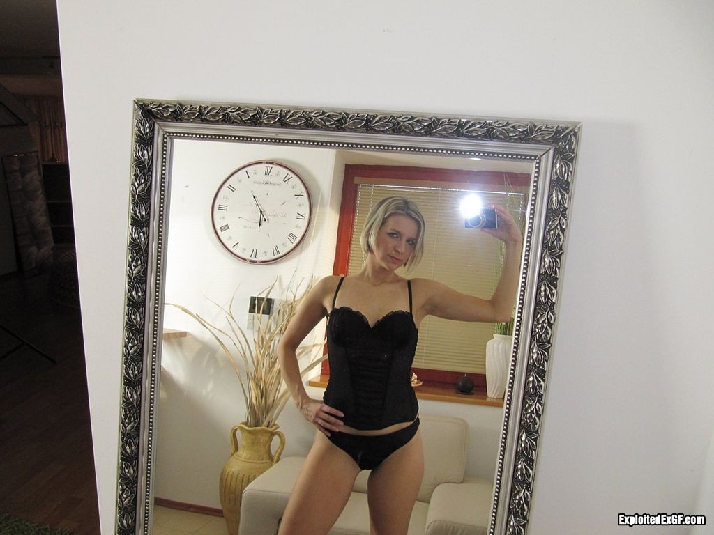 Solo dolce ragazza in lingerie nera davanti allo specchio
 #67598125