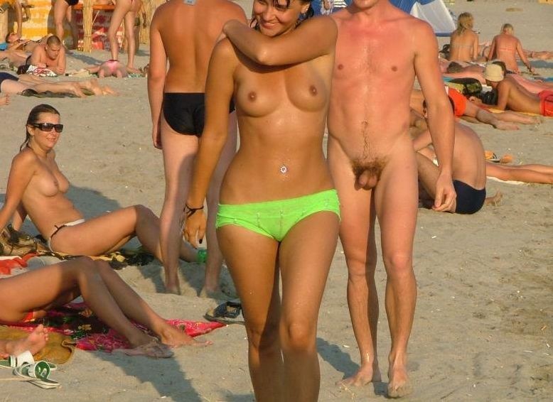 Beobachten Sie diese glatten Nudisten beim Spielen an einem öffentlichen Strand
 #72255989
