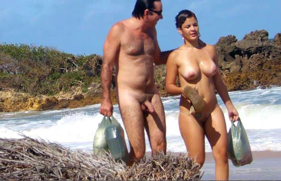 Beobachten Sie diese glatten Nudisten beim Spielen an einem öffentlichen Strand
 #72256041