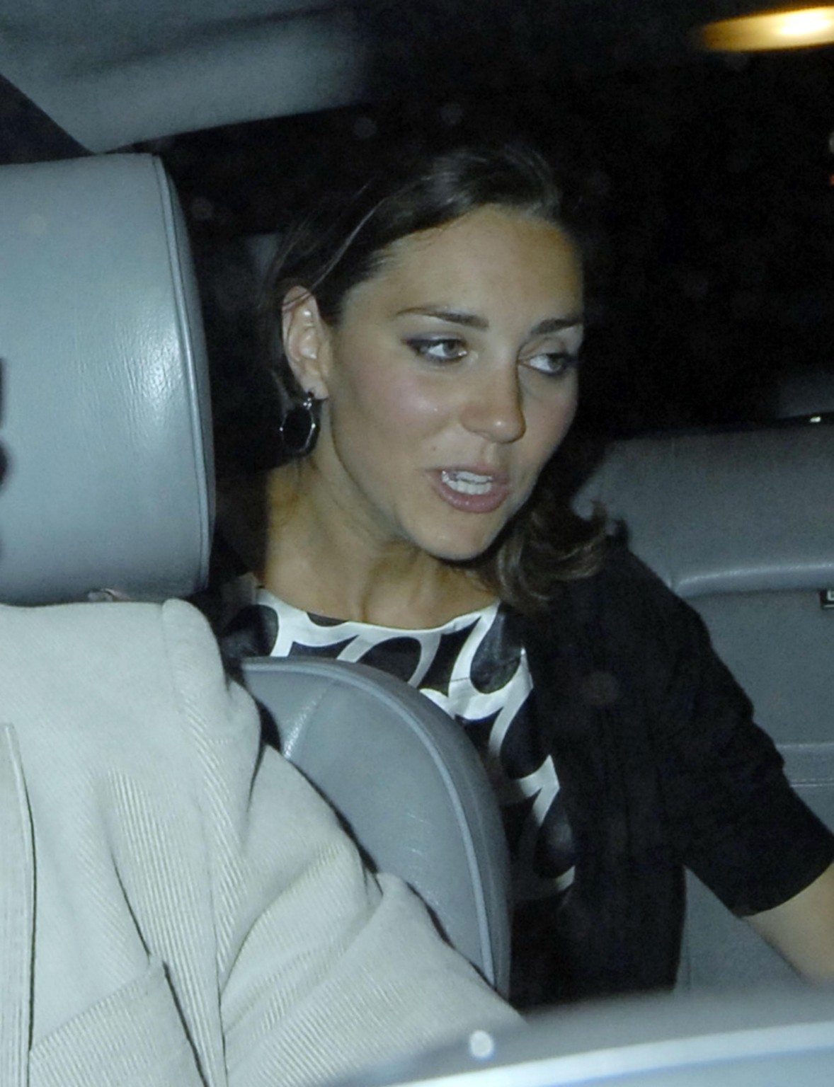 Kate middleton blinkt ihre königlichen höschen außerhalb boujis nightclub
 #75306344