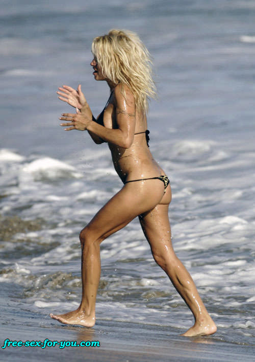 Pamela anderson posiert sehr sexy im schwarzen Bikini am Strand
 #75429800