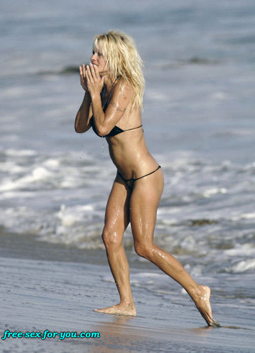 Pamela anderson in posa molto sexy in bikini nero sulla spiaggia
 #75429815