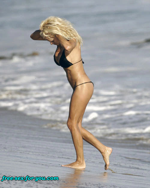 Pamela Anderson posing very sexy in black bikini on beach #75429819