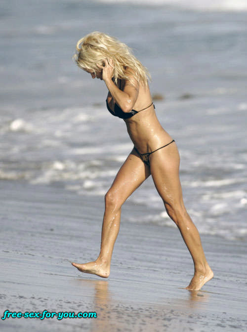 Pamela anderson posando muy sexy en bikini negro en la playa
 #75429826