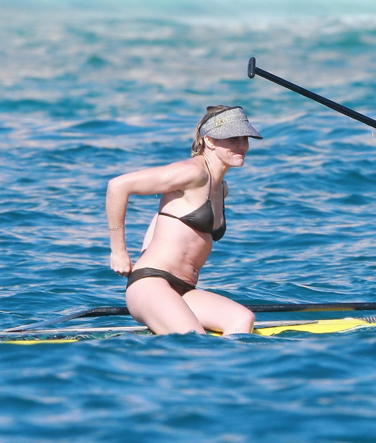 メキシコのビーチでパドルサーフィンをする茶色のビキニを着たCameron diaz
 #75323209