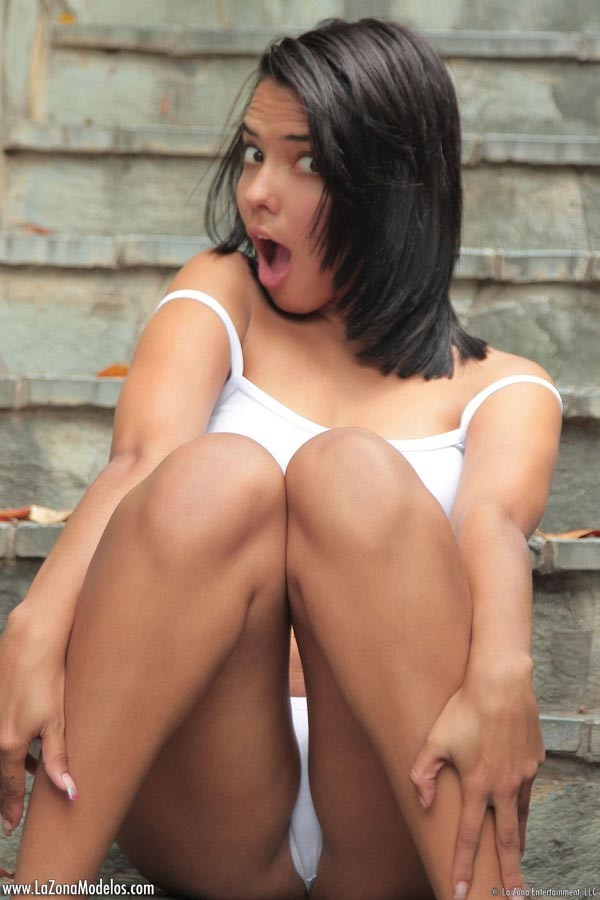 Sexy latina vivi spice se despoja de sus jeans de mezclilla
 #71176548