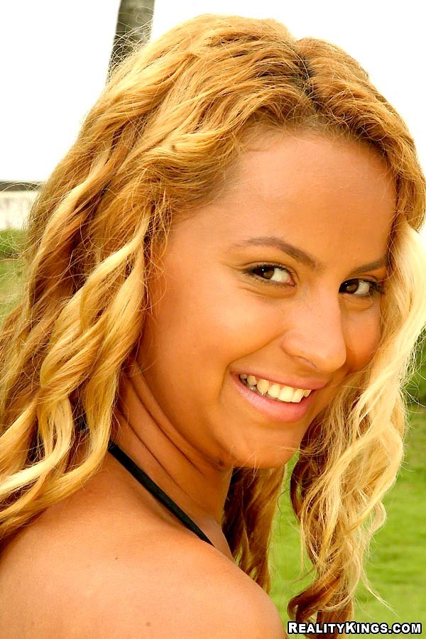 Viviane, une brésilienne excitée, se fait pilonner sur la plage.
 #70993085